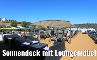Sonnendeck mit Loungemöbeln und Sonnensegeln Sonnendeck mit Loungemöbeln und Sonnensegeln
